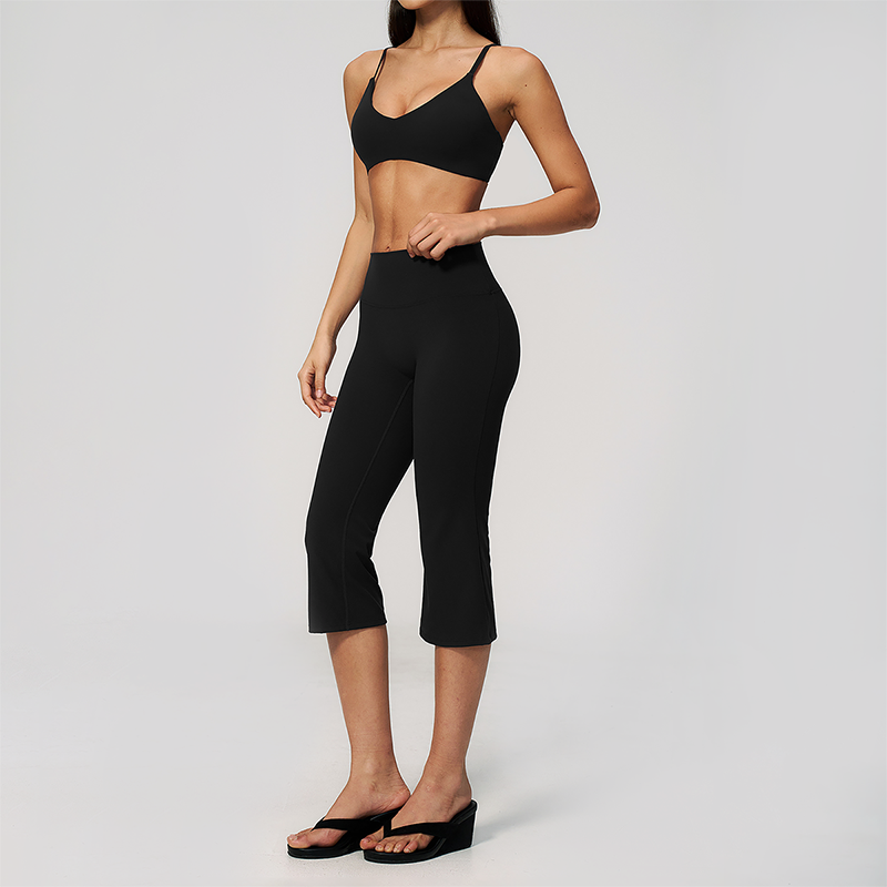 Wholesale Women's High-Impact Sports Bra & Capri Pants Yoga Set with Chest Pad