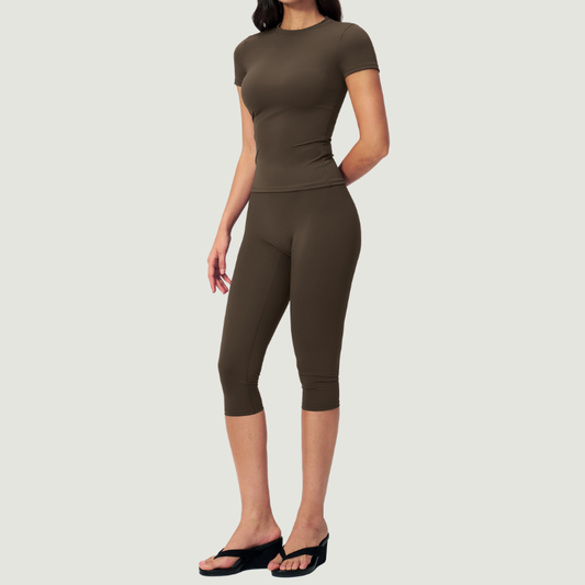 Wholesale Women's Seam-Detail Short Sleeve Crop Top + Mid-Length Shorts Set – Butt-Lifting Yoga Gym Activewear