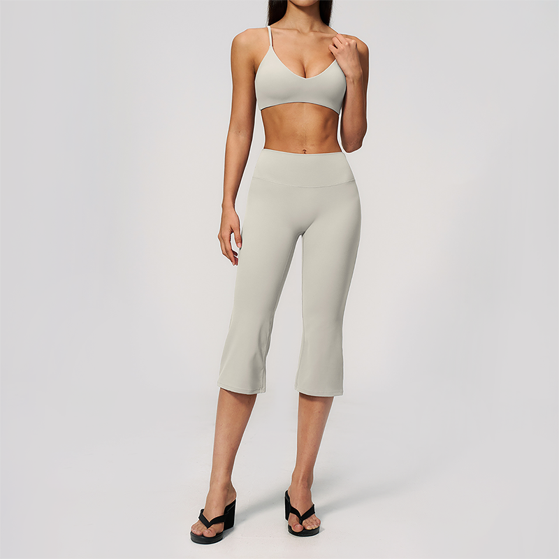 Wholesale Women's High-Impact Sports Bra & Capri Pants Yoga Set with Chest Pad