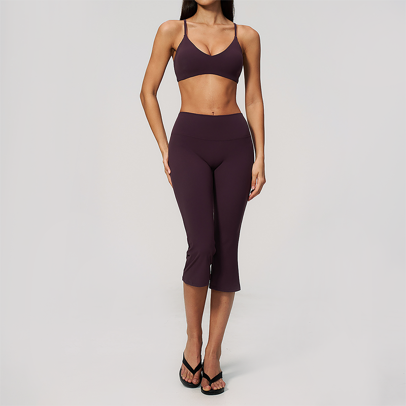 Wholesale Women's High-Impact Sports Bra & Capri Pants Yoga Set with Chest Pad