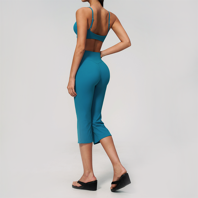 Wholesale Women's High-Impact Sports Bra & Capri Pants Yoga Set with Chest Pad