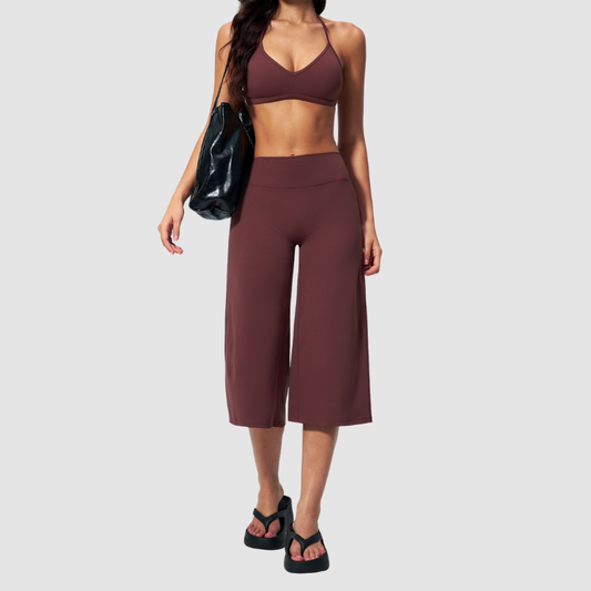 Wholesale Women's Brushed Sports Bra & Wide-Leg Cropped Pants Set – High-Support Seam-Detail 2-Piece Yoga Set