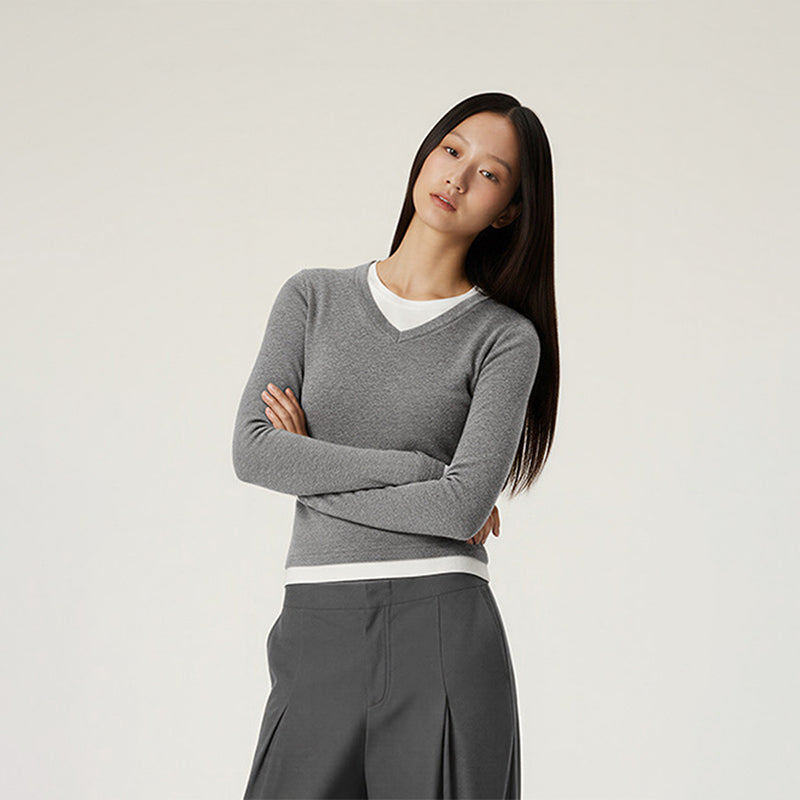 Two-piece look V-neck contrast color top