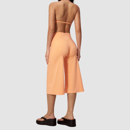 Wholesale Women's Brushed Sports Bra & Wide-Leg Cropped Pants Set – High-Support Seam-Detail 2-Piece Yoga Set