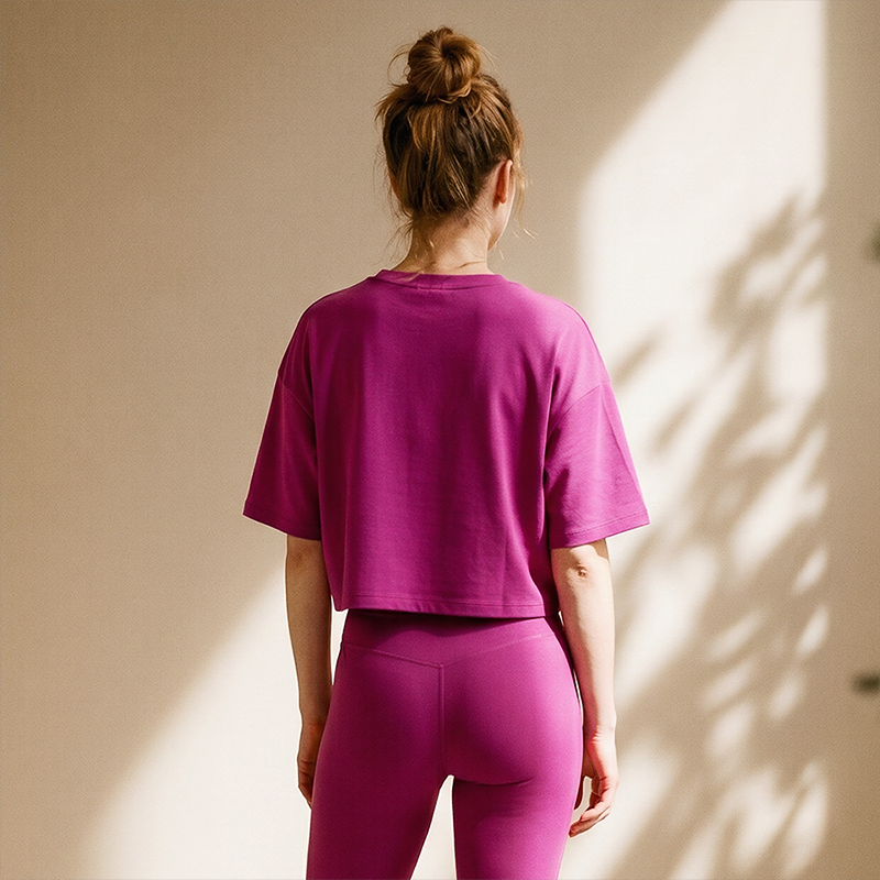 Wholesale Cloud-Feel Cropped Short-Sleeve Yoga T-Shirt – Relaxed Fit Gym Top with Contrast Stitching