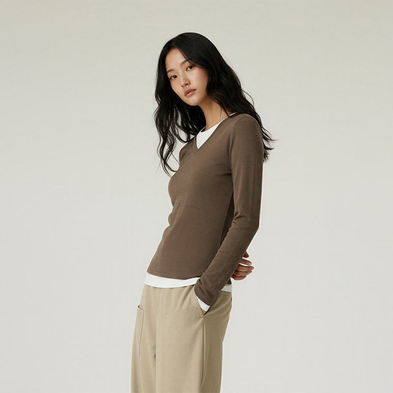 Two-piece look V-neck contrast color top