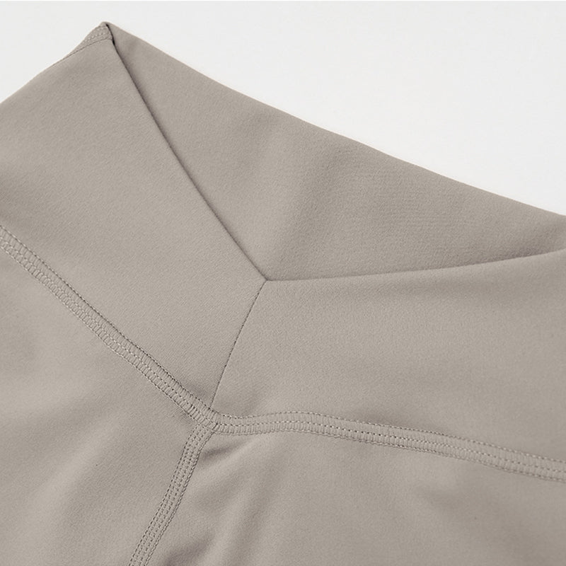 High-waisted V-neck shorts at the back