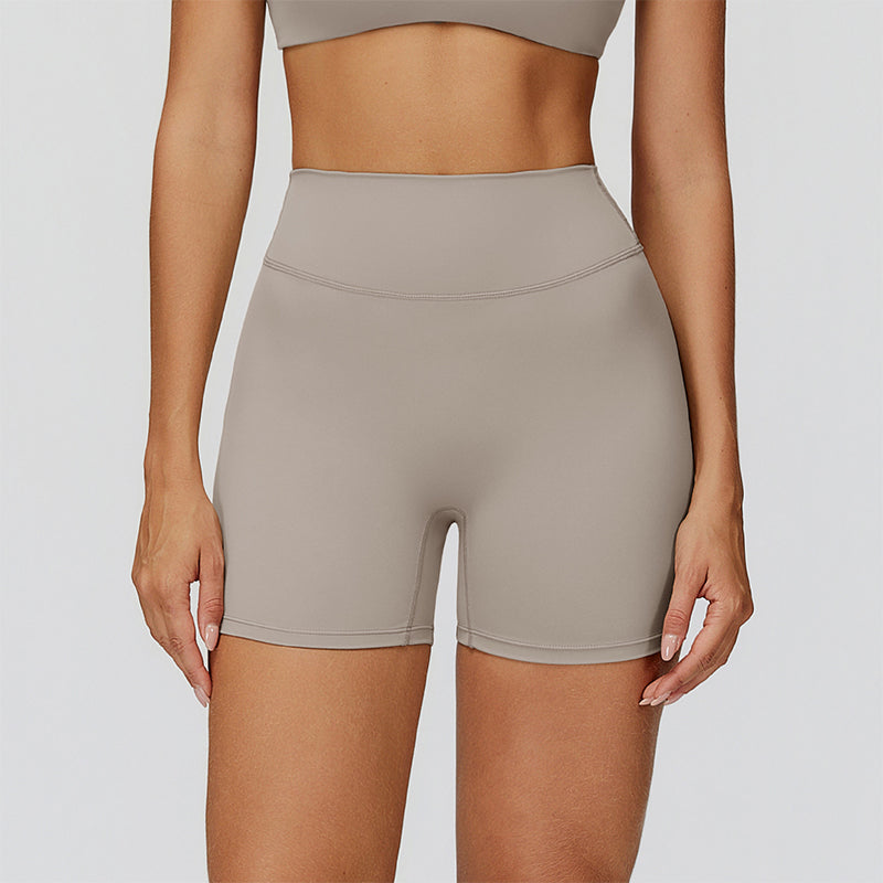 High-waisted V-neck shorts at the back