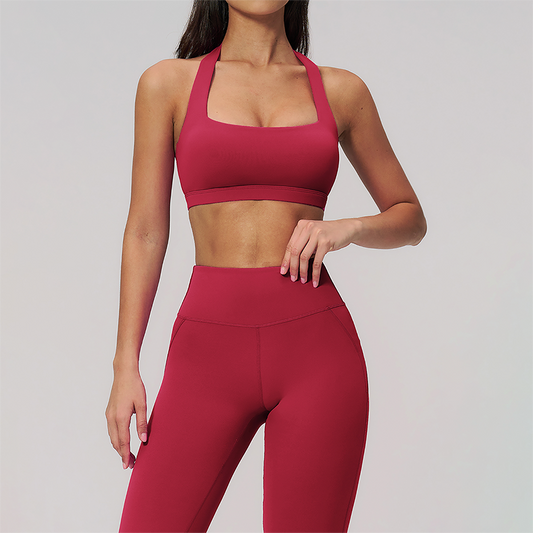 Brajes deportivos Halter + pantalones de piernas acampanadas de cintura alta.