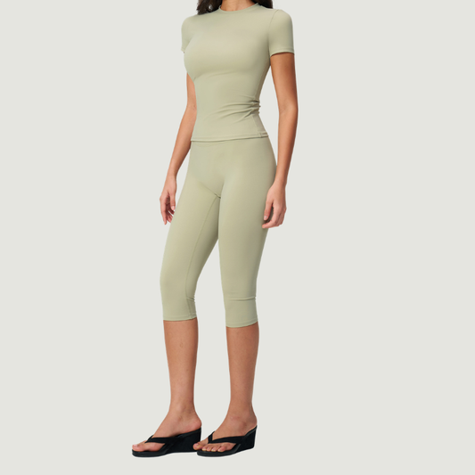 Wholesale Women's Seam-Detail Short Sleeve Crop Top + Mid-Length Shorts Set – Butt-Lifting Yoga Gym Activewear