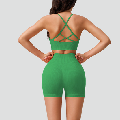 Dünne Riemen von Frauen Sport BH und Yoga-Shorts zweiteilig.