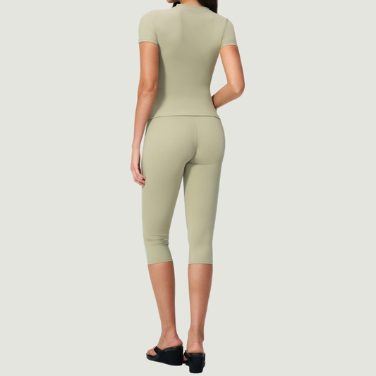 Wholesale Women's Seam-Detail Short Sleeve Crop Top + Mid-Length Shorts Set – Butt-Lifting Yoga Gym Activewear