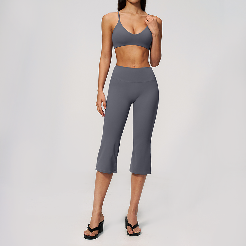 Wholesale Women's High-Impact Sports Bra & Capri Pants Yoga Set with Chest Pad