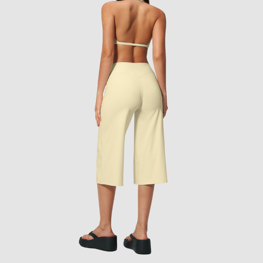 Wholesale Women's Brushed Sports Bra & Wide-Leg Cropped Pants Set – High-Support Seam-Detail 2-Piece Yoga Set