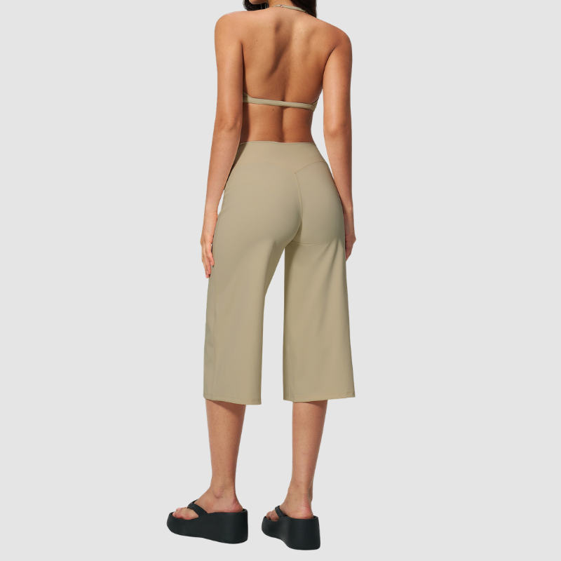 Wholesale Women's Brushed Sports Bra & Wide-Leg Cropped Pants Set – High-Support Seam-Detail 2-Piece Yoga Set