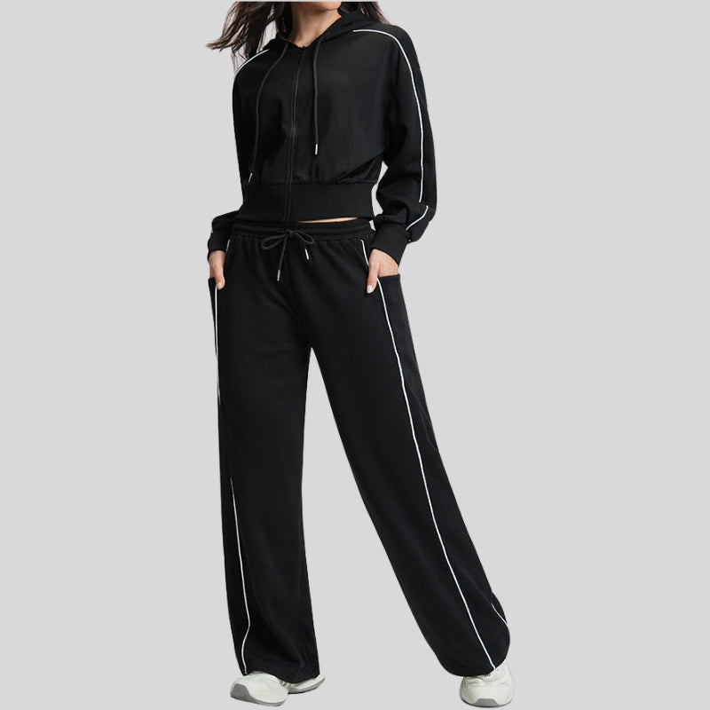 Contrasting loose-fitting sweatshirt and sweatpants