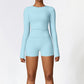 Top de ioga de manga longa escovada + shorts de cintura alta.