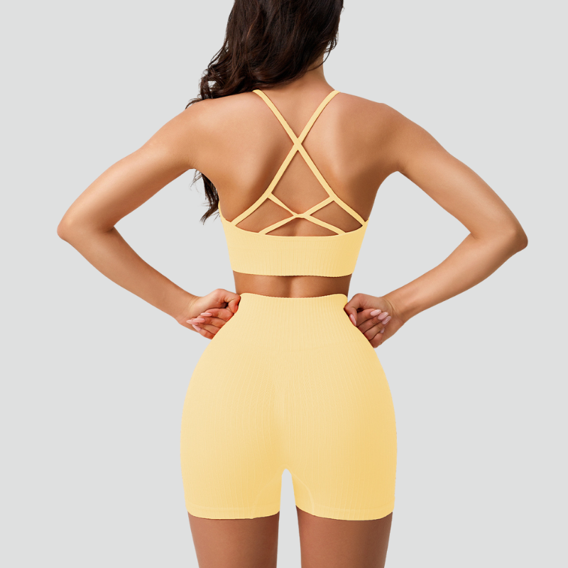 Dünne Riemen von Frauen Sport BH und Yoga-Shorts zweiteilig.