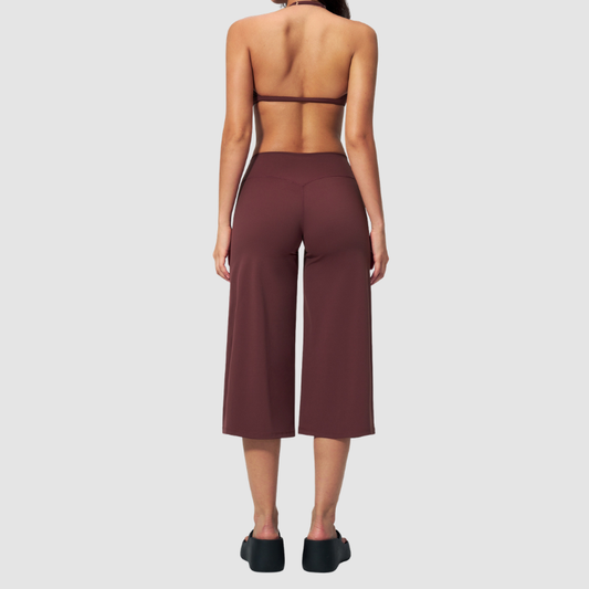 Wholesale Women's Brushed Sports Bra & Wide-Leg Cropped Pants Set – High-Support Seam-Detail 2-Piece Yoga Set