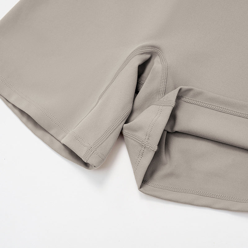 High-waisted V-neck shorts at the back