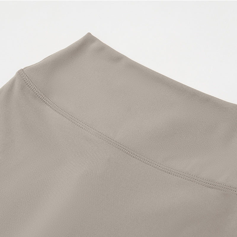 High-waisted V-neck shorts at the back