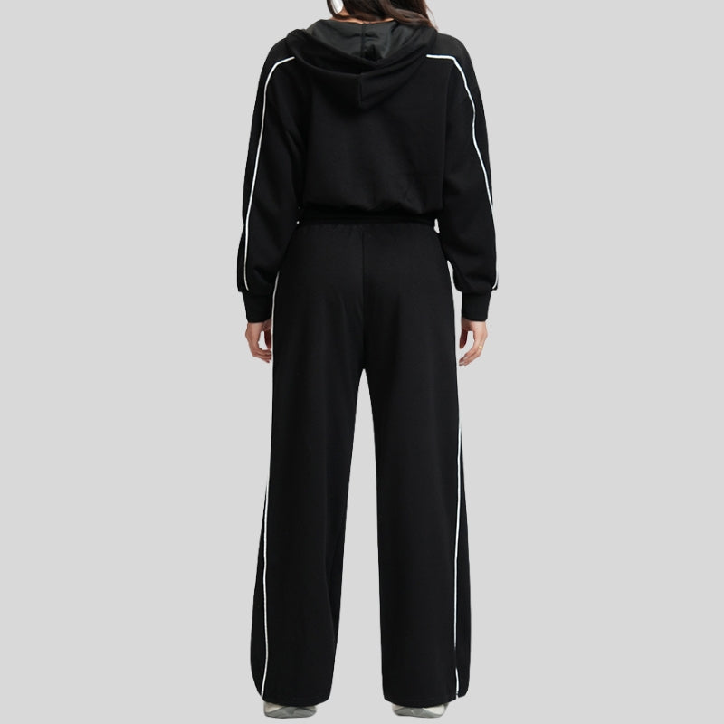 Contrasting loose-fitting sweatshirt and sweatpants