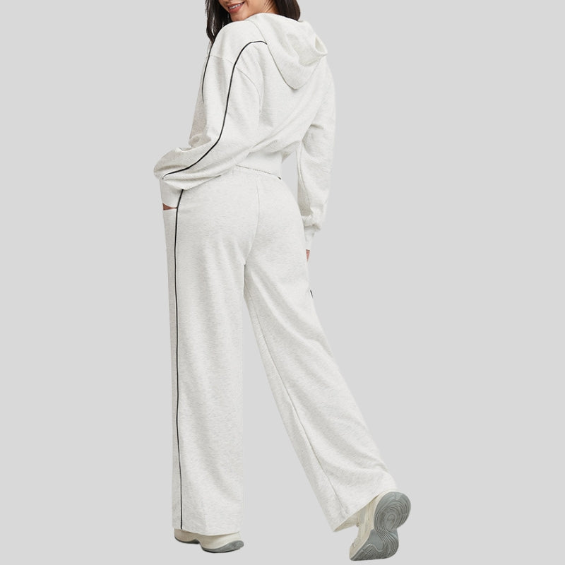 Contrasting loose-fitting sweatshirt and sweatpants