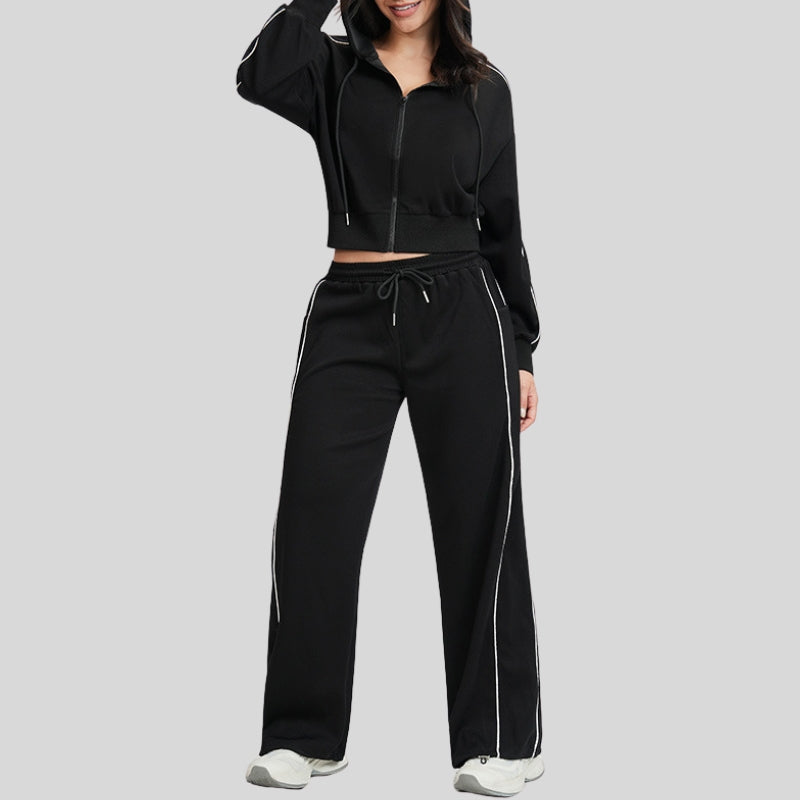 Contrasting loose-fitting sweatshirt and sweatpants