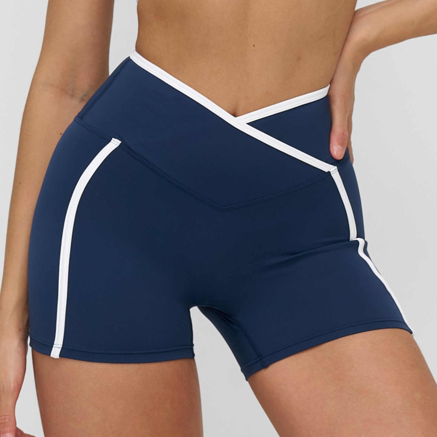 Women's contrasting color high-waisted athletic shorts