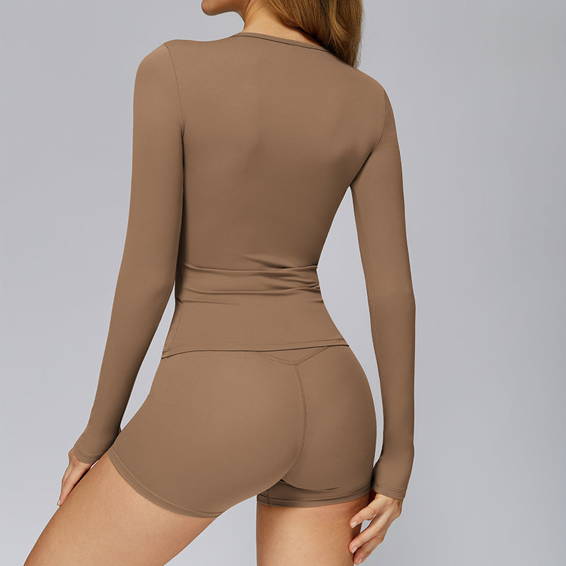 Top de ioga de manga longa escovada + shorts de cintura alta.