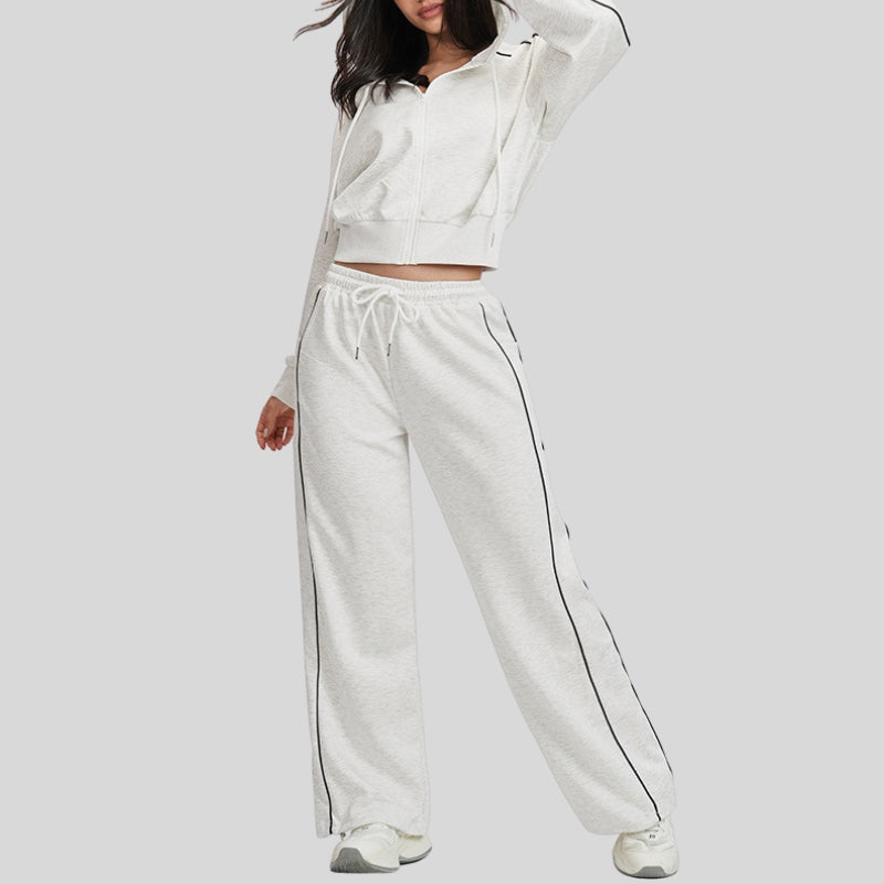Contrasting loose-fitting sweatshirt and sweatpants