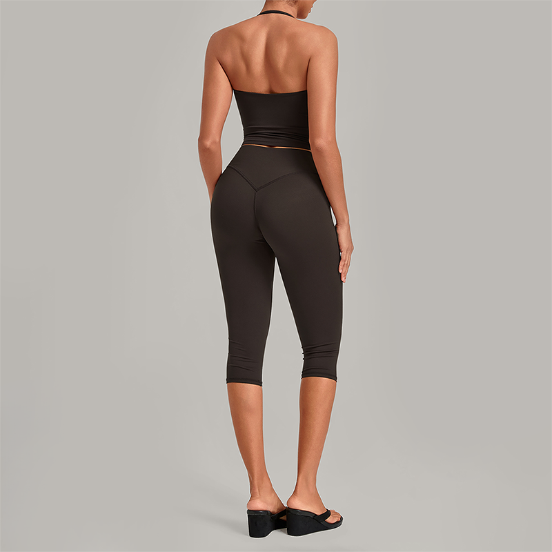 Wholesale Women's Halter Neck Yoga Set – High Elasticity Capri Pants Fitness Activewear