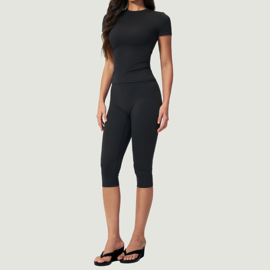 Wholesale Women's Seam-Detail Short Sleeve Crop Top + Mid-Length Shorts Set – Butt-Lifting Yoga Gym Activewear