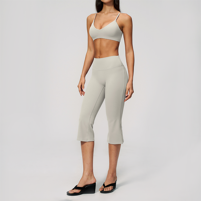 Wholesale Women's High-Impact Sports Bra & Capri Pants Yoga Set with Chest Pad
