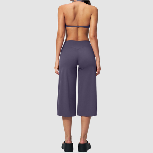 Wholesale Women's Brushed Sports Bra & Wide-Leg Cropped Pants Set – High-Support Seam-Detail 2-Piece Yoga Set