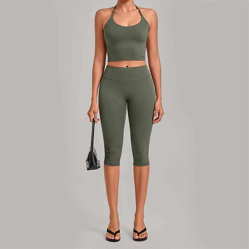 Wholesale Women's Halter Neck Yoga Set – High Elasticity Capri Pants Fitness Activewear