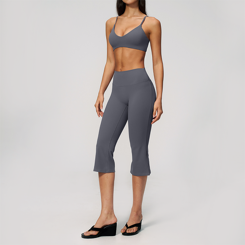 Wholesale Women's High-Impact Sports Bra & Capri Pants Yoga Set with Chest Pad