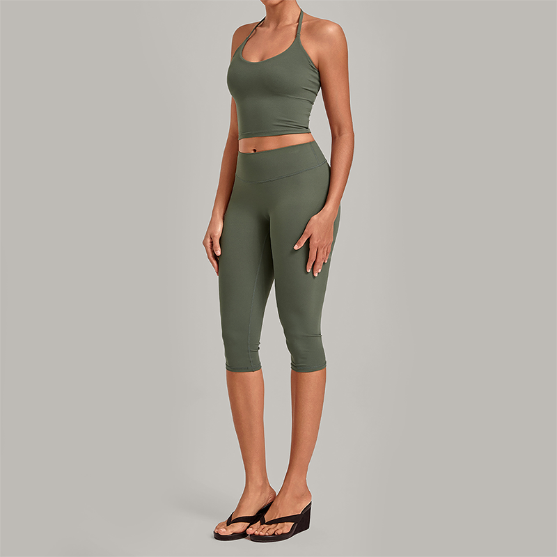 Wholesale Women's Halter Neck Yoga Set – High Elasticity Capri Pants Fitness Activewear