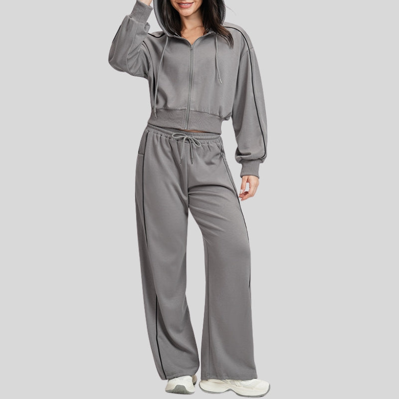 Contrasting loose-fitting sweatshirt and sweatpants