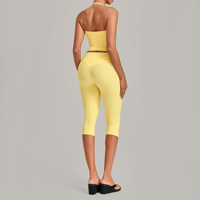 Wholesale Women's Halter Neck Yoga Set – High Elasticity Capri Pants Fitness Activewear