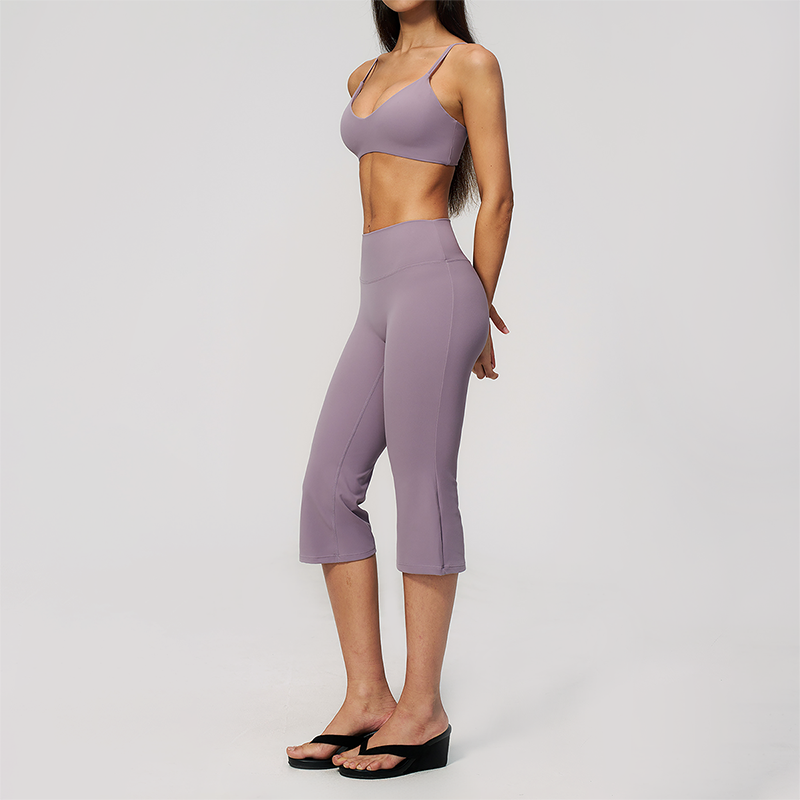 Wholesale Women's High-Impact Sports Bra & Capri Pants Yoga Set with Chest Pad