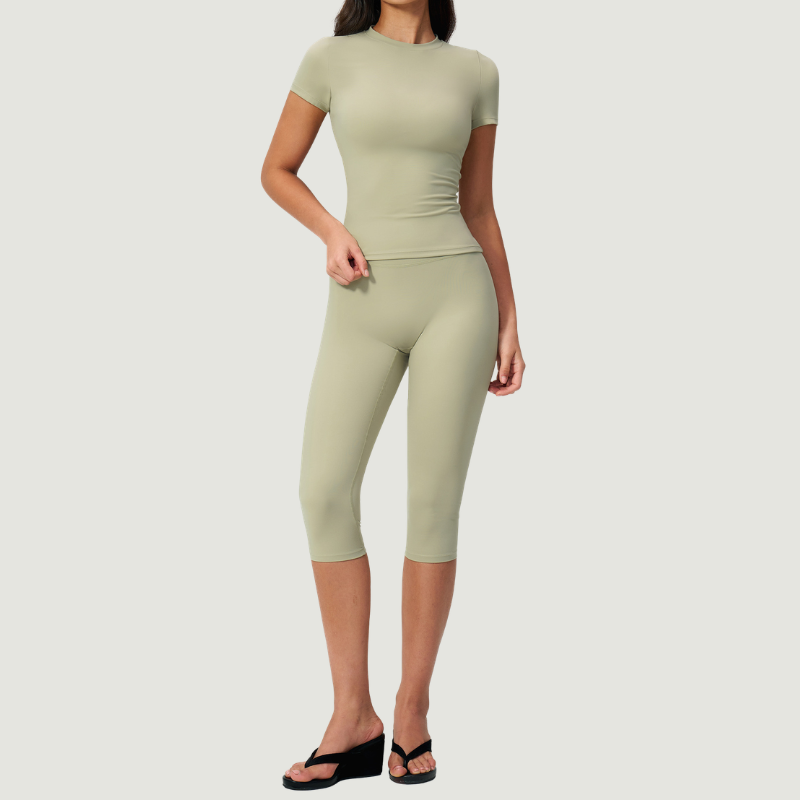 Wholesale Women's Seam-Detail Short Sleeve Crop Top + Mid-Length Shorts Set – Butt-Lifting Yoga Gym Activewear