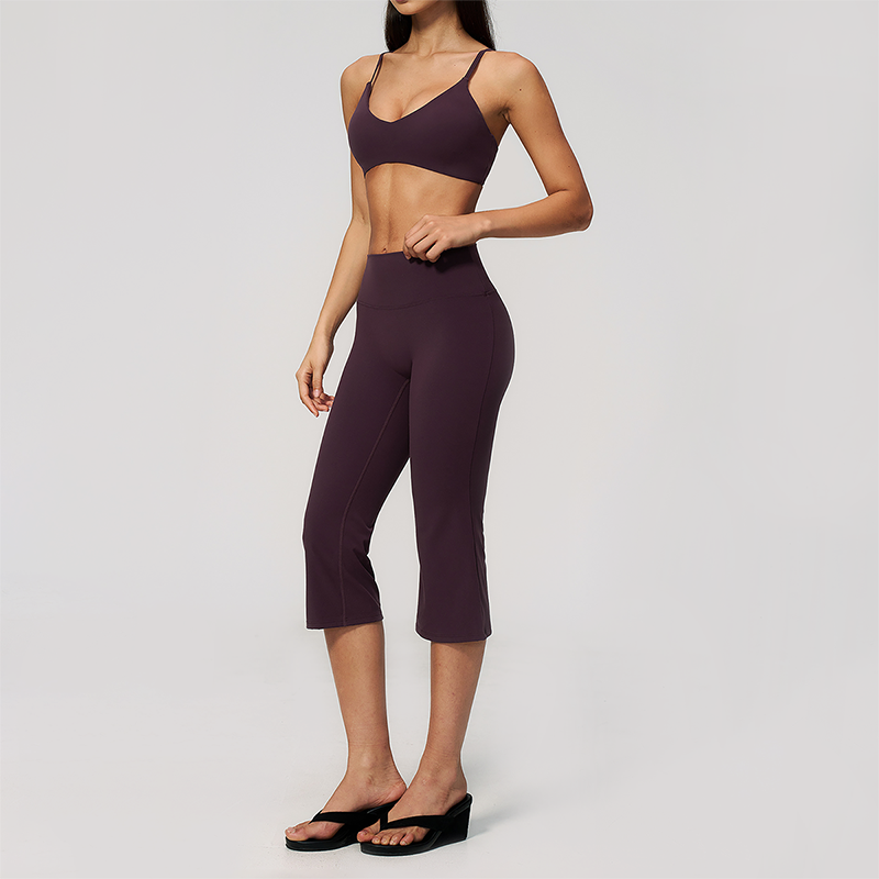 Wholesale Women's High-Impact Sports Bra & Capri Pants Yoga Set with Chest Pad