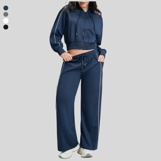 Contrasting loose-fitting sweatshirt and sweatpants