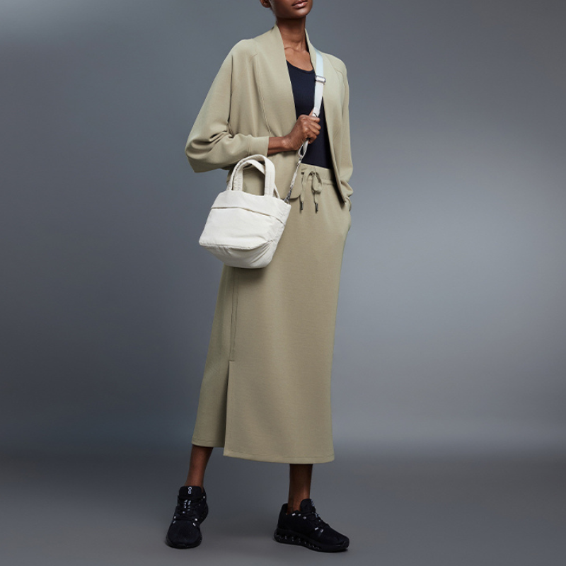 Straight-cut side-slit bodycon skirt